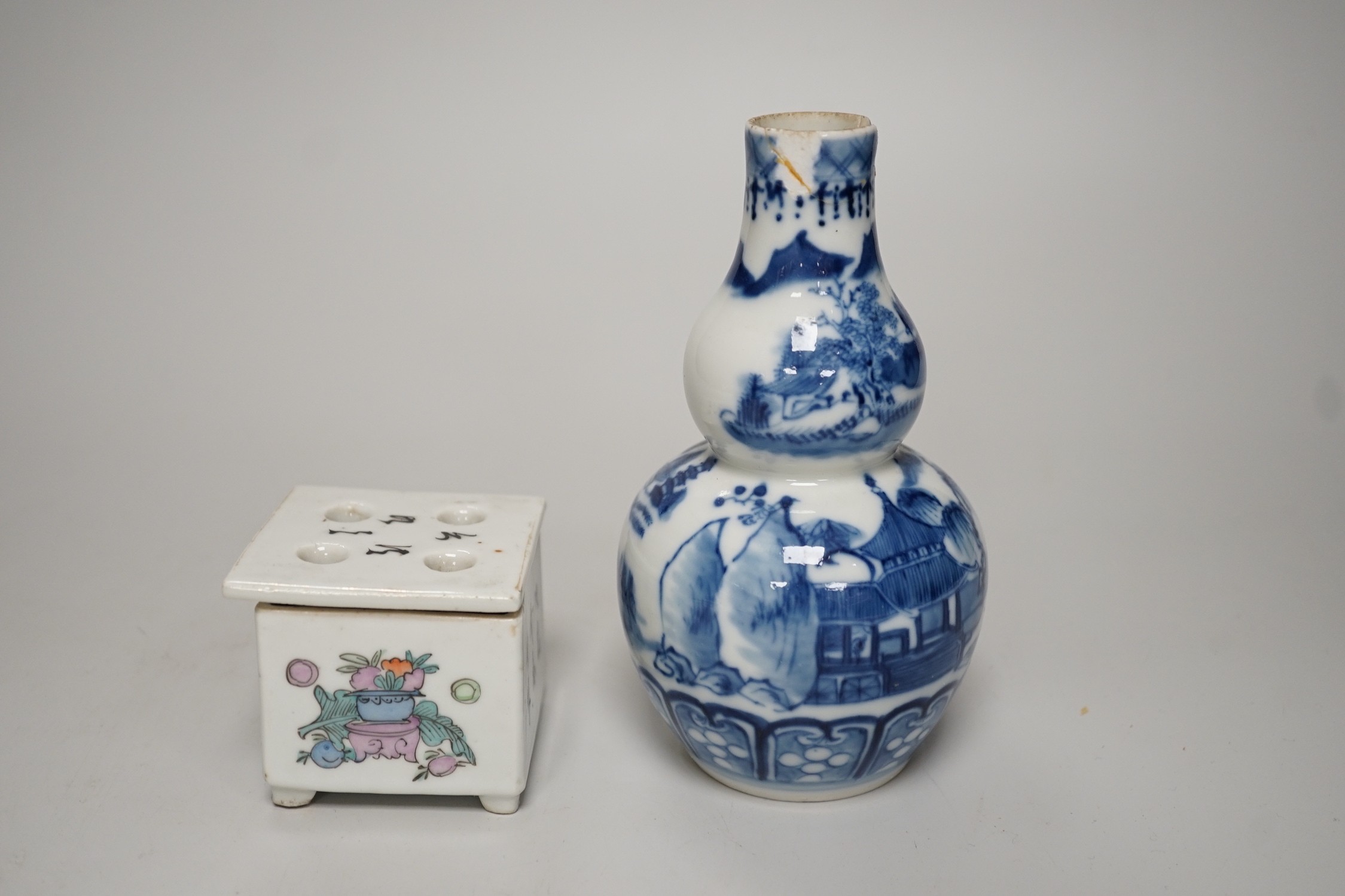 A Chinese blue and white double gourd vase and a famille rose brushwasher, late 19th/early 20th century, tallest 14cm